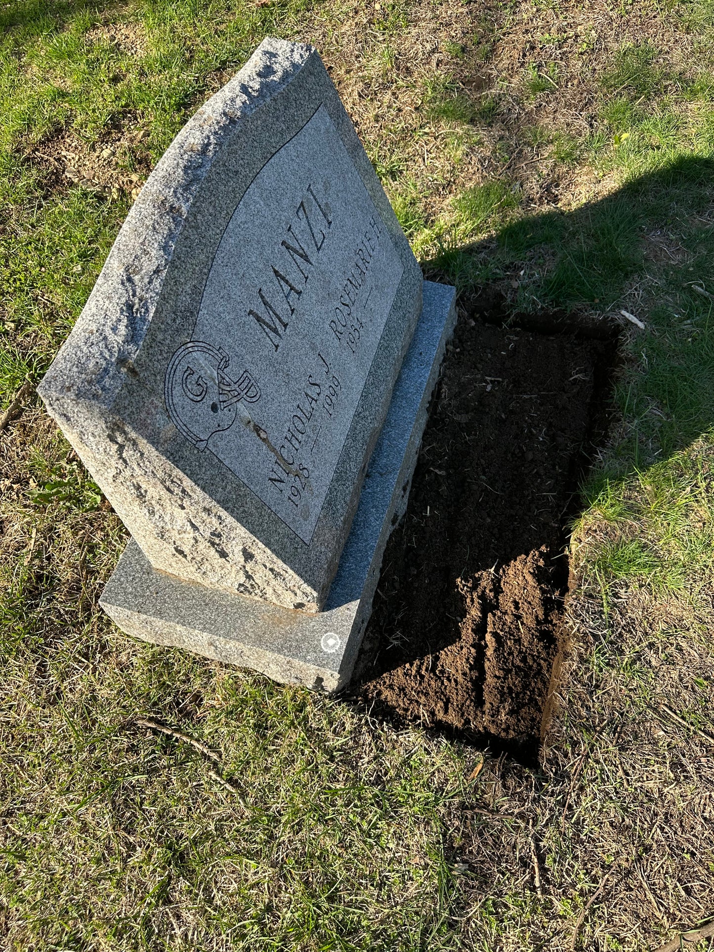 Edged 18” Bed for an upright stone